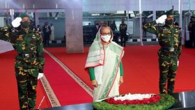 বঙ্গবন্ধুর প্রতিকৃতিতে প্রধানমন্ত্রীর শ্রদ্ধা