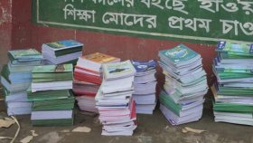 ১২ বস্তা নতুন বইসহ একজনকে গ্রেফতার