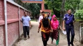 বস্তাবন্দি মাদ্রাসাছাত্রী উদ্ধার: ‘ছবি তোলা’ নারী গ্রেফতার