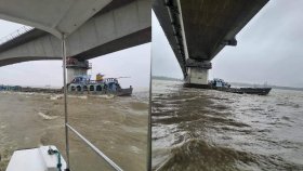সেতুর পিলারে ২ বাল্কহেডের ধাক্কা, ডুবে গেলো একটি