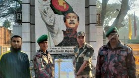বিজয় দিবসে বিএসএফকে মিষ্টি উপহার বিজিবির