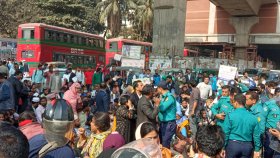 চাকরির দাবিতে সনদধারীদের শাহবাগ মোড় অবরোধ