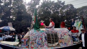 ‘নৌকা’ ভালোবেসে (ফটো স্টোরি)