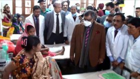 হাসপাতালের ফ্লোরে রোগী দেখে অসন্তোষ প্রকাশ স্বাস্থ্যমন্ত্রীর