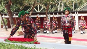 জাতির পিতার সমাধিতে বিজিবি ডিজির শ্রদ্ধা