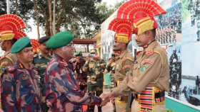 সীমান্তে বিএসএফ জওয়ানদের সঙ্গে বিজিবি মহাপরিচালকের শুভেচ্ছা বিনিময়