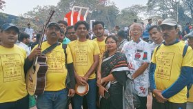 শ্রদ্ধা জানাতে সাইকেলে চড়ে কলকাতা থেকে ঢাকায়