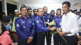 ‘কখনও পোলাডারে ভালো একটা জামা কিনে দিতে পারিনি, আইজ পুলিশের চাকরি পাইছে'