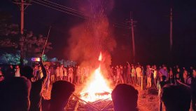 রেললাইনে আগুন দিয়ে বিক্ষোভ, রাজশাহীর সঙ্গে সারাদেশের রেল যোগাযোগ বন্ধ