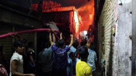 তেজগাঁও বস্তিতে আগুন, নিয়ন্ত্রণে ফায়ার সার্ভিসের ১২ ইউনিট