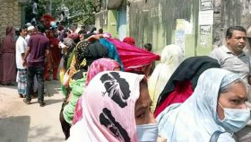 টিসিবির পণ্যের জন্য কাউন্সিলরদের দ্বারে দ্বারে নগরবাসী
