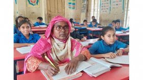 ৫১ বছর বয়সে পঞ্চম শ্রেণিতে পড়ছেন হাসিনা খাতুন