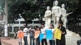 খাবারের দাম কমানোর দাবিতে ঢাবি উপাচার্যকে স্মারকলিপি