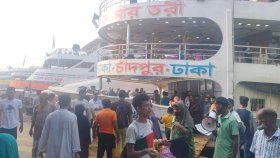 ভোর হতেই সদরঘাটে যাত্রীদের উপচে পড়া ভিড়