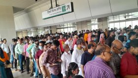 ঈদে মেট্রোরেল চলাচলে সময় বেঁধে দেওয়ায় হতাশ যাত্রীরা