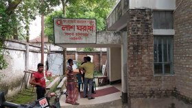 স্ত্রীকে কোপানোর পর মারা গেছে ভেবে স্বামীর ‘আত্মহত্যা’