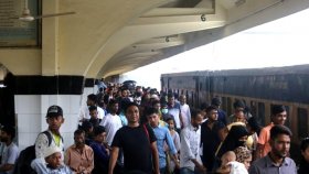 ঈদযাত্রায় ভোগান্তি কমিউটার ট্রেনে