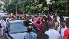 আরাফাতকে নিয়ে সেলফি তোলার হিড়িক