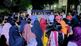 জাবি উপাচার্যের বাসভবনের সামনে ছাত্রীদের অবস্থান
