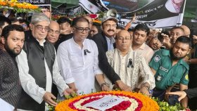 বঙ্গবন্ধুর স্মৃতিস্মারকে ডাক ও টেলিযোগাযোগ বিভাগের শ্রদ্ধা