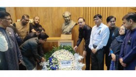 বঙ্গবন্ধুর প্রতিকৃতিতে আইসিটি বিভাগের পুষ্পস্তবক অর্পণ