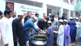 জাতীয় শোক দিবস ঘিরে সোশ্যাল ইসলামী ব্যাংক এর খাবার বিতরণ