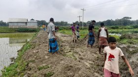 রাস্তা কেটে পুকুর, জনদুর্ভোগ