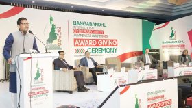 ‘কেউ না কেউ ইন্টারনেটে আপনাকে নজরদারিতে রেখেছে’