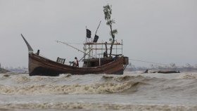 সাগরে গভীর নিম্নচাপ, চার বন্দরে সতর্ক সংকেত