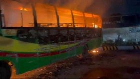 সাভারে দাঁড়িয়ে থাকা বাসে আগুন