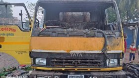 দিনাজপুরে দাঁড়িয়ে থাকা ট্রাকে আগুন