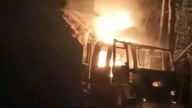 দিনাজপুরে ট্রাকে আগুন, চালক ও হেলপার আহত