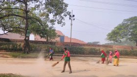 চারপাশে ময়লা-আবর্জনা রেখেই চলছে বুদ্ধিজীবী স্মৃতিসৌধে ঝাড়মোছ