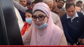 বাসায় হাঁটছেন, ফুরফুরে খালেদা জিয়া