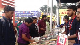 তরুণদের নিয়ে আক্ষেপের অন্ত নেই বইমেলায় আসা প্রবীণদের