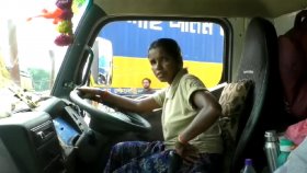ভারত থেকে বাংলাদেশে পণ্য খালাস করে গেলেন যে নারী ট্রাকচালক