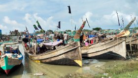 আজ মধ্যরাত থেকে আগামী ৬৫ দিন সাগরে মাছ ধরা বন্ধ