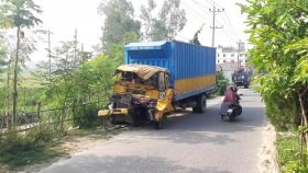 টাঙ্গাইলে লরির পেছনে কাভার্ডভ্যানের ধাক্কা, চালক ও হেলপার নিহত