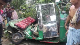 চট্টগ্রামে বাসচাপায় প্রাণ গেলো অটোরিকশার দুই যাত্রীর