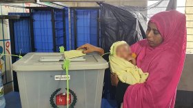 নবজাতক সন্তানকে নিয়ে ভোটকেন্দ্রে মা