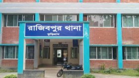 থানার গেট থেকে ফিরিয়ে দেওয়া হয় ধর্ষণের শিকার গৃহবধূ ও তার স্বামীকে
