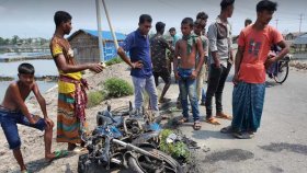 পাইকগাছায় সড়ক দুর্ঘটনায় ভ্যানচালকসহ ৩ জন নিহত