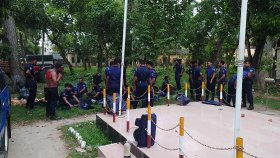 একজনকে গ্রেফতার করায় থানায় হামলা চালালো ৫০০ মানুষ, ১০ পুলিশ আহত