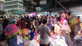 ফুটপাতে নিম্ন আয়ের মানুষের ঈদের আমেজ