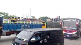 ঝুঁকি নিয়ে হলেও ঘরে ফিরছে মানুষ