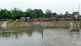 কাজ শেষে ফেরার পথে পা পিছলে নদীতে নিখোঁজ দুই দিনমজুর