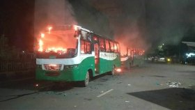 প্রেস ক্লাবের সামনে ২ বাসে আগুন