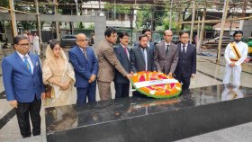 বঙ্গবন্ধুর প্রতিকৃতিতে হাইকোর্টের ৯ বিচারপতির শ্রদ্ধা