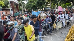 শেখ হাসিনা দেশ ছাড়ার পর গণভবনে বিক্ষোভকারীদের হামলা