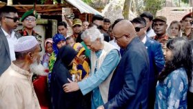ড. ইউনূসের কাছে ছেলে হত্যার বিচার চাইলেন আবু সাঈদের মা-বাবা